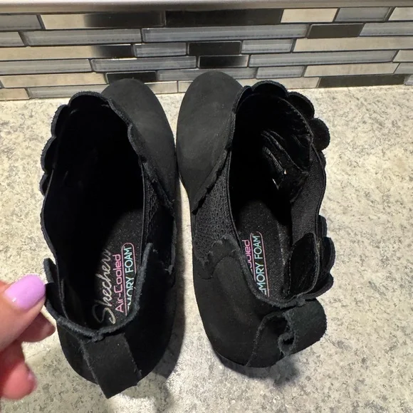 Sketchers Air-Cooled Memory Foam Black Suede Scallop Detail Ankle Boots Size 8.5 - Picture 4 of 7